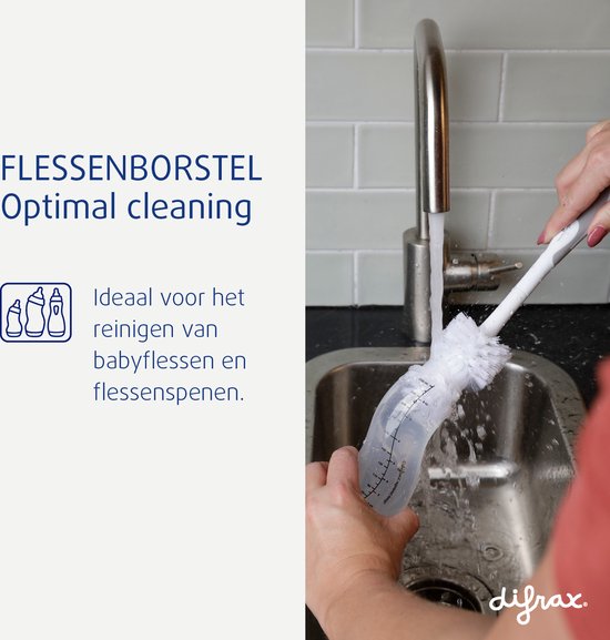 Vrouw maakt babyfles schoon met flesborstel in de gootsteen. "Flessenborstel Optimal cleaning".