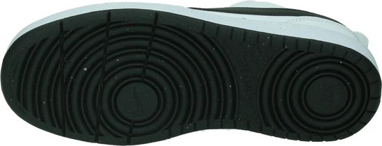 Zool van witte Nike sneaker met cirkelvormig profiel.