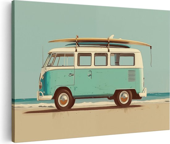 Toile d'un combi VW turquoise avec planches de surf sur le toit, sur une plage près de l'océan.