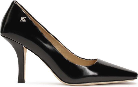 Black pumps on a slender stiletto heel