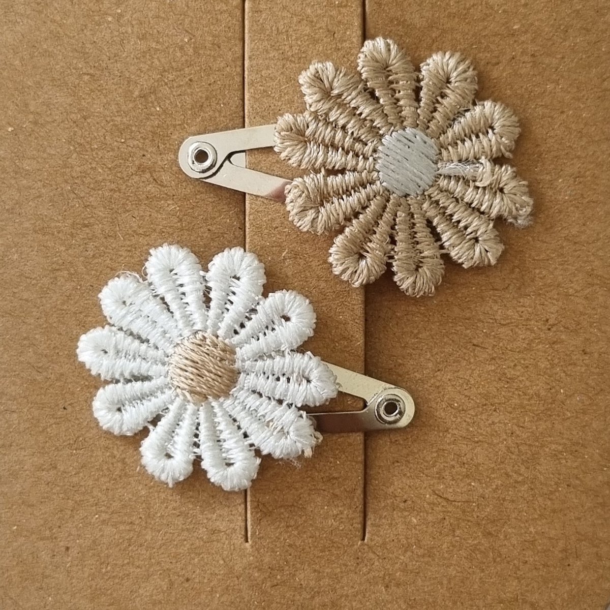 Ootje Kadootje Kant Bloem / Grote Strik Haarclip Zand