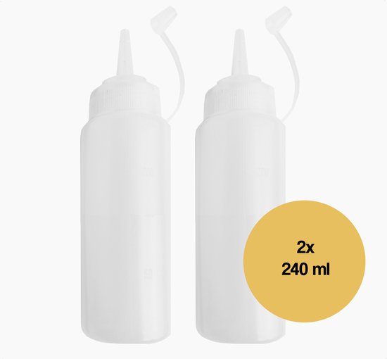 Twee witte, lege doseerflessen met doppen. Grote gele cirkel met '2x 240 ml'.