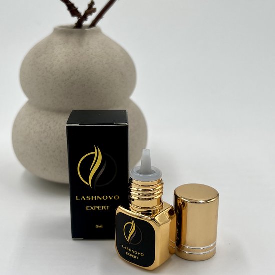 Gouden flesje Lashnovo Expert wimperlijm met doosje en dop.