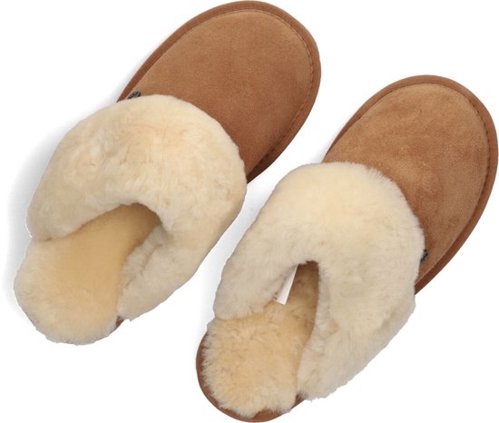 Paar bruine suède pantoffels met crème schapenvacht voering, van bovenaf gezien.