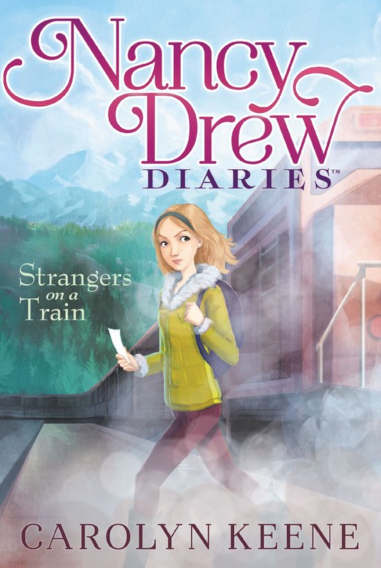 Nancy Drew, met blond haar, draagt een gele jas met bontkraag en een bordeauxrode broek. Ze houdt een kaartje vast en loopt bij een trein.