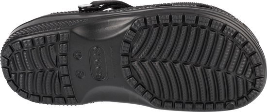 Zwarte Crocs klomp, onderkant met profiel en merknaam.