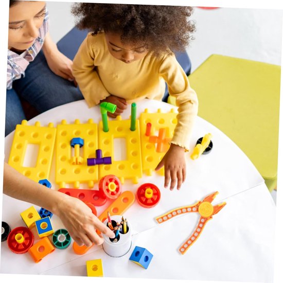 Twee personen spelen met kleurrijk constructiespeelgoed op een witte tafel.