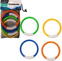 Een netzak met gekleurde duikringen en vier losse ringen: groen, oranje, blauw en geel.