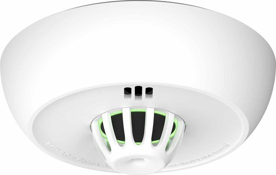 Onderkant van witte rookmelder met groene ventilatieopeningen.