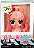 LOL Surprise Tweens stylinghoofd met lang, roze haar, donkere huid, grote ogen en roze top.