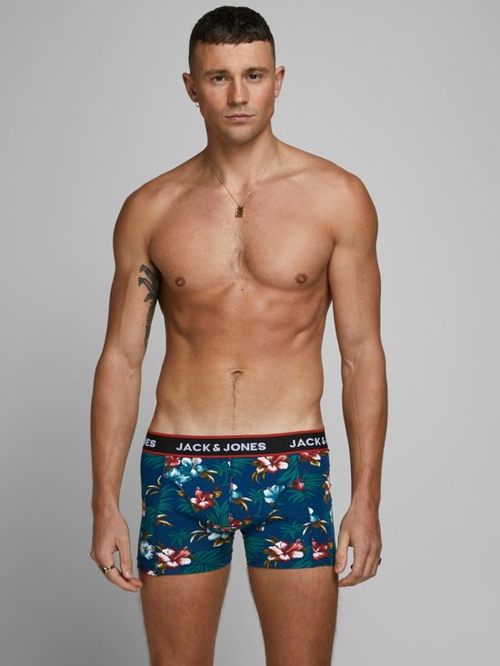 Donkerblauwe Jack & Jones boxershorts met bloemenprint en rode merknaam op de band.