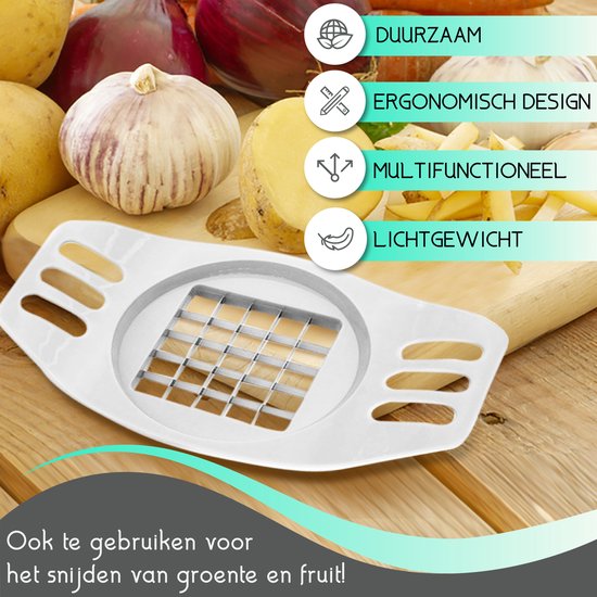 Witte frietsnijder op een houten plank, omringd door aardappelen, uien en knoflook.