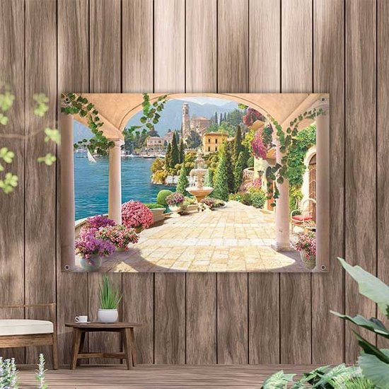 Tuinposter met een Mediterraans terras, met zuilen, bloemen, een fontein en uitzicht op een stad aan het water.
