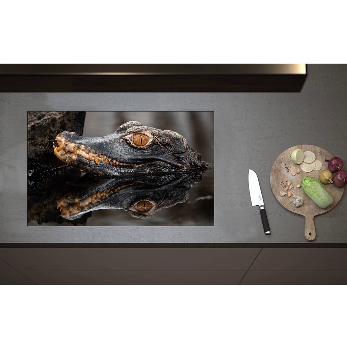 Inductieplaat Beschermer - Alligator Kop boven het Wateroppervlak - 80x50 cm - 2 mm Dik - Inductie Beschermer - Bescherming Inductiekookplaat - Kookplaat Beschermer van Wit Vinyl