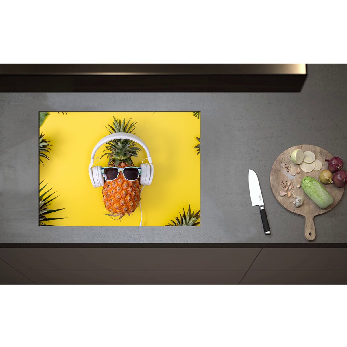 Inductieplaat Beschermer - Ananas met Witte Headset op Felgele Achtergrond - 70x50 cm - 2 mm Dik - Inductie Beschermer - Bescherming Inductiekookplaat - Kookplaat Beschermer van Wit Vinyl