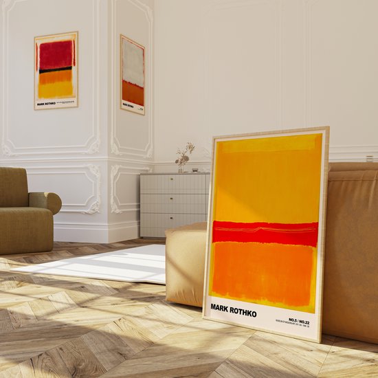 Mark Rothko poster op de vloer in een woonkamer met gedempte verlichting.