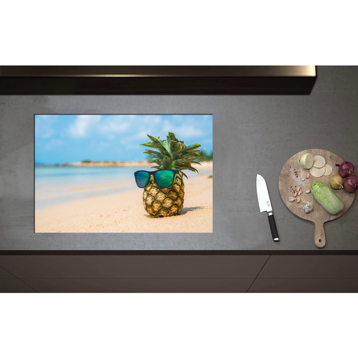 Inductieplaat Beschermer - Ananas met Zonnebril Chillend op het Strand - 75x50 cm - 2 mm Dik - Inductie Beschermer - Bescherming Inductiekookplaat - Kookplaat Beschermer van Zwart Vinyl