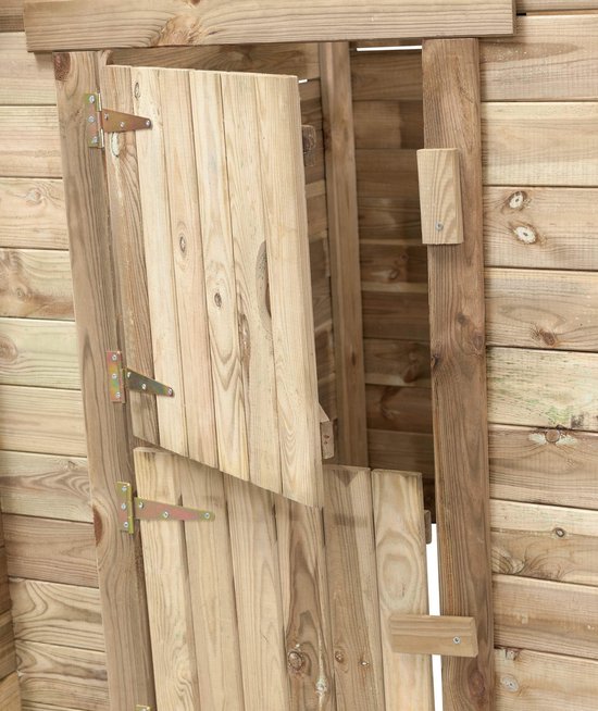 Houten speelhuisje met dubbele deur en luiken.