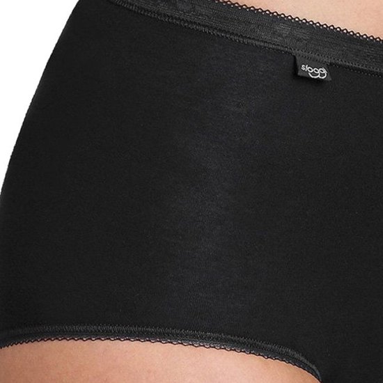Zwarte Sloggi Maxi slip met kanten bies aan de tailleband en beenopeningen.