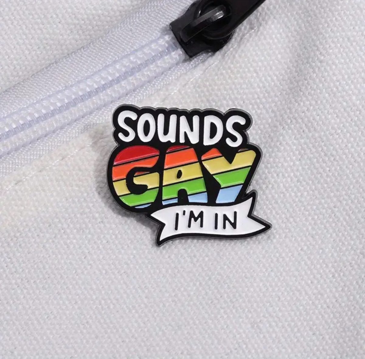 GoedeDoelen.Shop | Sierpin Sounds Gay | Pride Pin | Rainbow Broche | LGBTQ Accessoire | Statement Sieraad | Unisex | Gay Quote | LGBTQ Humor | Love Is Love | Afm 2,6 x 3,1 CM | Cadeautje | Wellness-House
