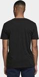 Achterkant van een man met zwart T-shirt met witte JACK & JONES-opdruk.