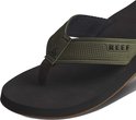 Close-up van een zwarte Reef slipper met olijfgroene band met 'Reef' logo.