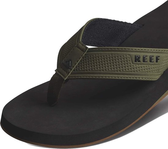 Close-up van een zwarte Reef slipper met olijfgroene band met 'Reef' logo.