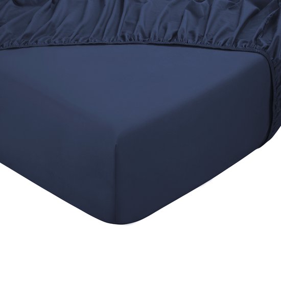 Drap-housse en coton bleu foncé avec bordure élastique.
