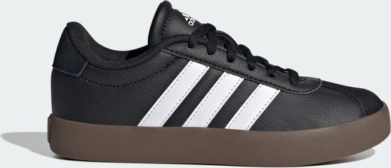 Zwarte kindersneaker van adidas met witte strepen en een bruine zool.