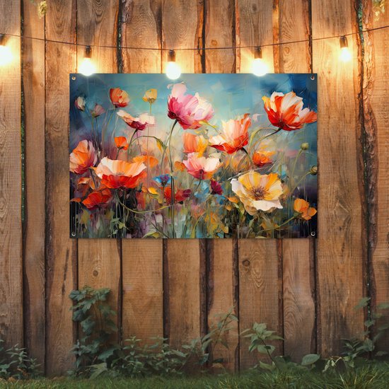 Abstracte bloemenposter met oranje, roze en witte bloemen op een blauwe achtergrond, hangend aan een houten schutting met lichtslingers.