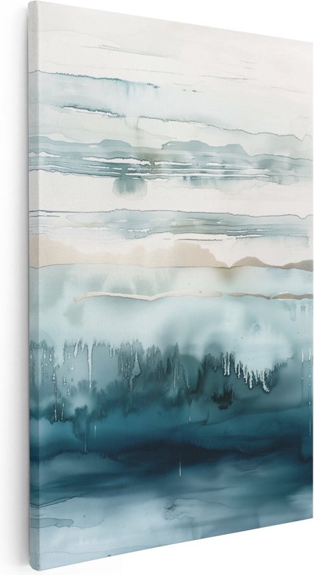 Toile verticale avec des rayures aquarelle horizontales abstraites bleues et grises sur un mur blanc.