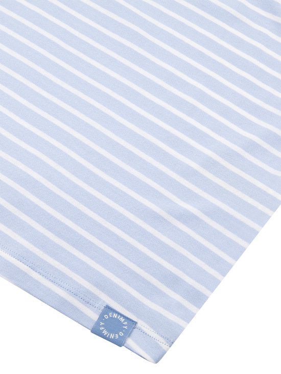 Lichtblauwe en witte streepjestop, close-up van de stof met merklabel.