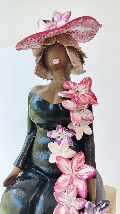 Florian-Beeld dikke dame zittend beeld-zwart broekpak rose bloemen -handgemaakt-klei-nederlands product- 33cm hoog-decoratie interieur-ongewoonbijzonder-kunst-uniek beeld-dikke dames