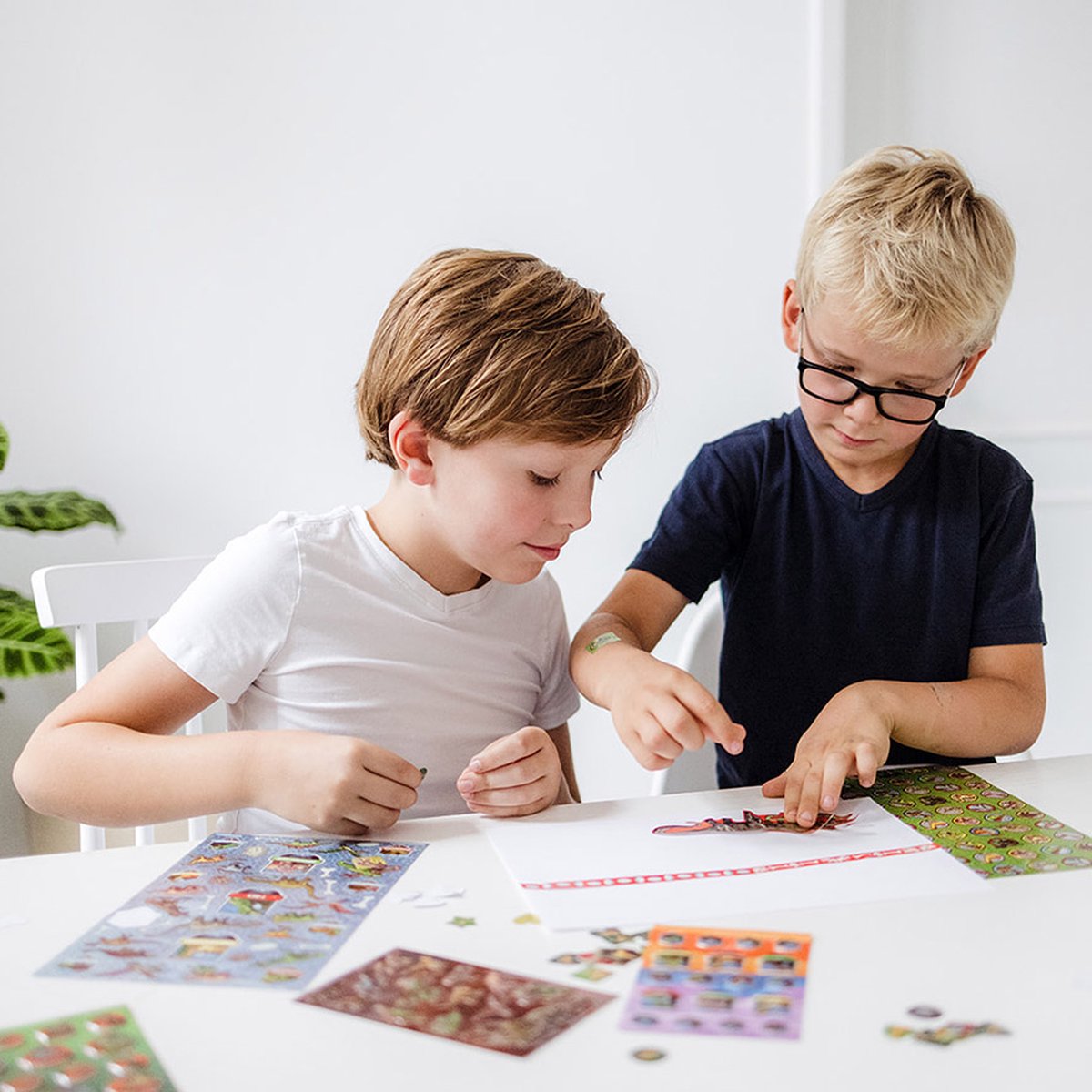 PAW Patrol stickers speelgoed - Totum super stickerset XL jongens en meisjes vanaf 3 jaar - 36 x 36 cm - 7 vellen incl. metallic en 3D stickers en spelletjes cadeautip knutselen — afbeelding 6