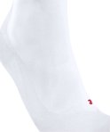 Detail van een witte Falke sportsok met rode logo op de zijkant van de voet.