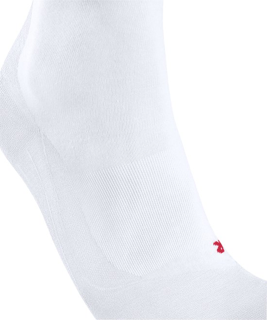 Detail van een witte Falke sportsok met rode logo op de zijkant van de voet.