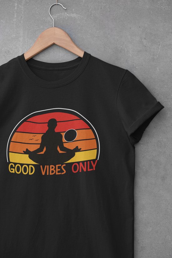 Shirt - Good vibes only yoga - Wurban Wear | Grappig shirt | Leuk cadeau | Unisex tshirt | Yoga | Yoga nidra | Yoga kleding | Yoga shirt | Yogamat | Wit & Zwart