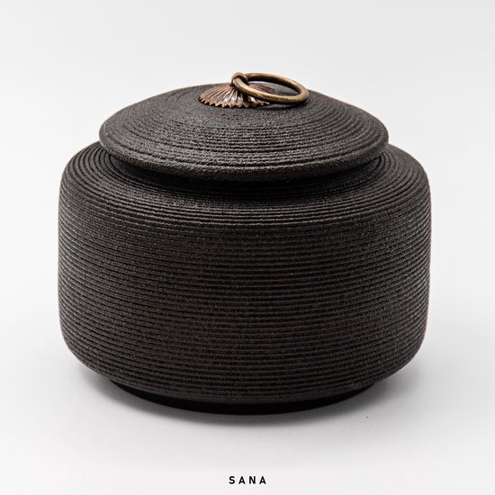 Kuro urn (L) - zwart - 660ML - hoogwaardig keramiek - SANA - moderne urn - crematie urn - as urn - huisdieren urn - urn hond - urn kat - menselijk as - familie urn - urn voor as volwassen - urne - urne hond - urnen - urne volwassenen - mini urn
