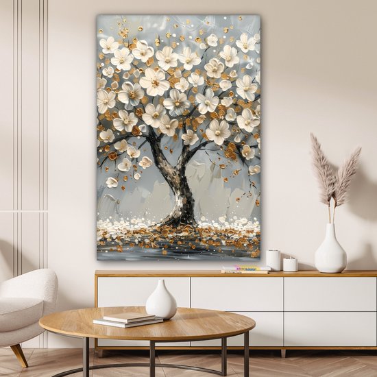 Abstracte boom met witte en gouden bloemen op een grijze achtergrond, in een woonkamer.