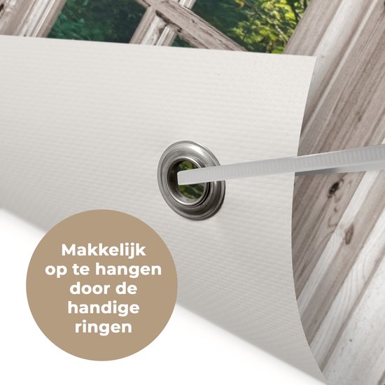 Detail van een tuinposter met een metalen ring en tekst: Makkelijk op te hangen door de handige ringen.