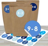 DIY adventskalender om te vullen - met 24 bruine papieren zakjes en 24 blauwe stickers - voor DIY en knutselen - Miniset nr. 9 - Kerstmis 2021 voor kinderen