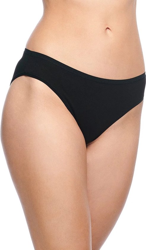Zwarte slip met een subtiel logo op de tailleband.