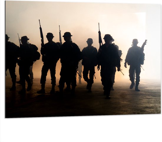Dibond - Silhouet van Groep Soldaten met Geweren - 100x75 cm Foto op Aluminium (Met Ophangsysteem)