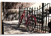 WallClassics - Hout - Rode fiets voor groen Hek - 105x70 cm - 9 mm dik - Foto op Hout (Met Ophangsysteem)
