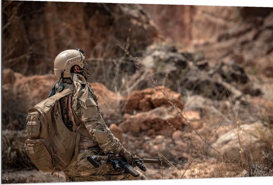 Dibond - Soldaat in Uniform met Geweer in Landschap - 120x80 cm Foto op Aluminium (Met Ophangsysteem)