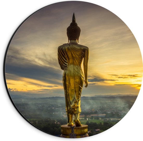 Dibond Muurcirkel - Gouden Buddha op Standaard met Uitzicht op Landschap - 20x20 cm Foto op Aluminium Muurcirkel (met ophangsysteem)