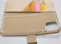 Étui de téléphone doré avec fentes pour cartes, dans un cadre en plastique transparent.