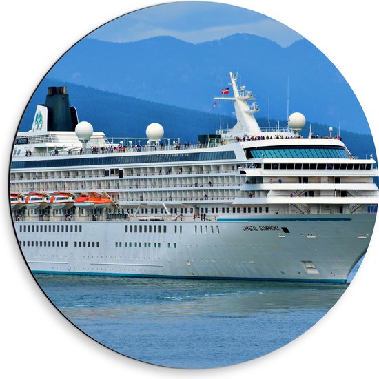 WallClassics - Dibond Muurcirkel - Groot Wit Cruiseschip varend bij Bergen - 50x50 cm Foto op Aluminium Muurcirkel (met ophangsysteem)