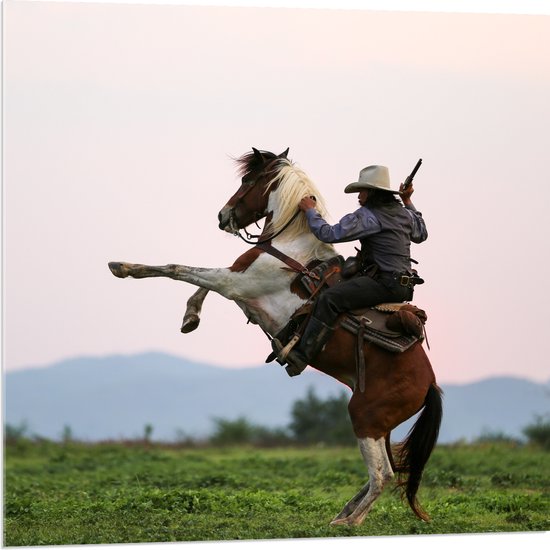 Acrylglas - Cowboy met Geweer op Stijgerend Paard - 80x80 cm Foto op Acrylglas (Wanddecoratie op Acrylaat)