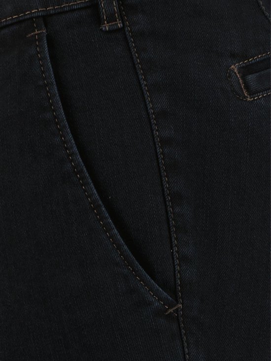 Detail van een donkerblauwe jeans met bruine stiksels en een schuine steekzak.